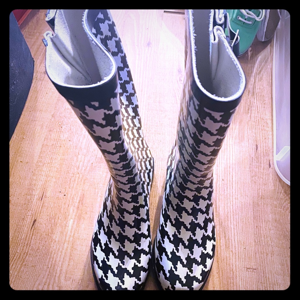 WOMENS SIZE 6 RAIN BOOTS